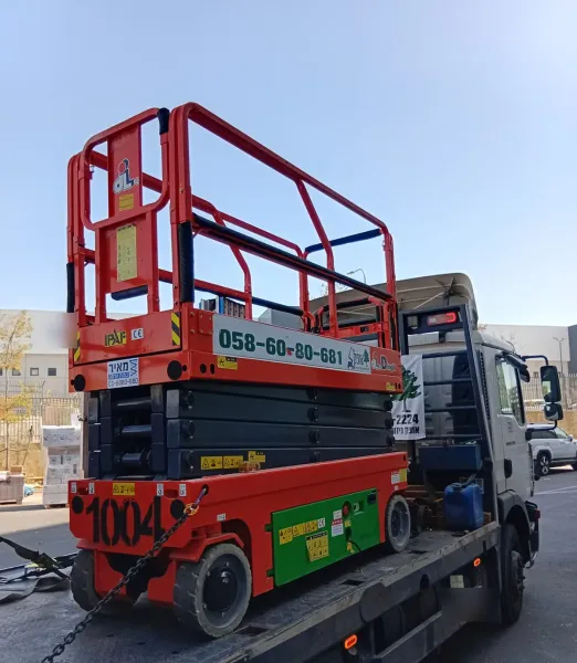 Dingli 1008 של ליפטרנט, במת מספריים חשמלית, על משאית הובלה בדרך לאתר