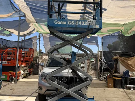 במת מספריים Genie GS-1432m של אופק במות הרמה פרוסה לגובה מלא